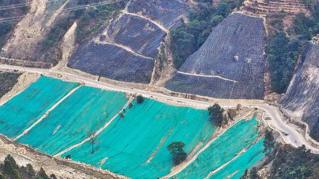 बदरीनाथ हाईवे पर  भूस्खलन एरिया क्षेत्रपाल में पूरा हुआ ट्रीटमेंट कार्य।