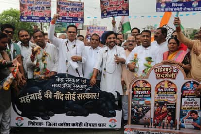 Congress Launches Protest Against Inflation: Workers Take to the Streets in Bhopal, Adorned with Garlands of L