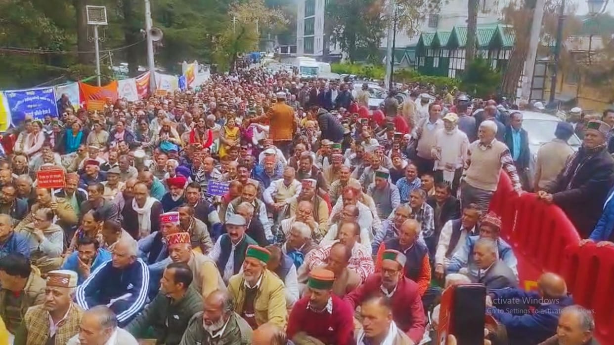 Himachal News Pensioners turn agitated at Shimla Chaura Maidan raise slogans against the state government