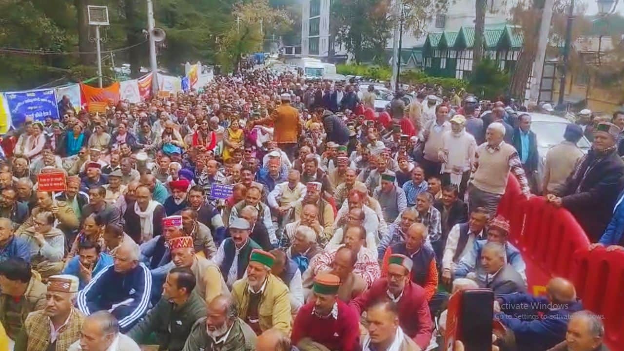 चौड़ा मैदान में धरना प्रदर्शन करते पेंशनर