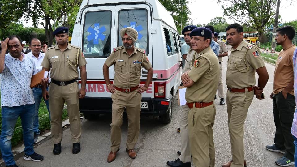 चंडीगढ़ सेक्टर 43 से कजहेड़ी की ओर जाने वाले रास्ते पर जांच करती पुलिस