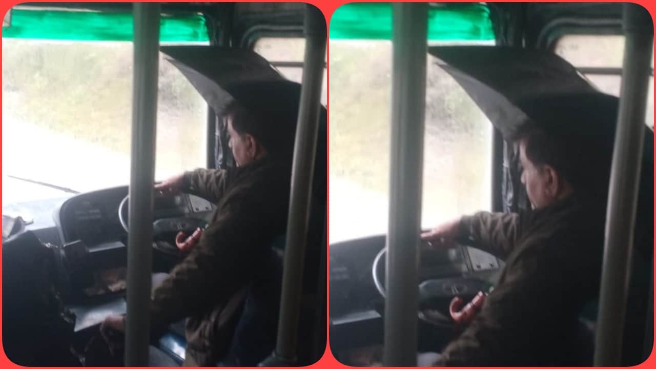 छाता लेकर बस चलाते हुए ड्राइवर
