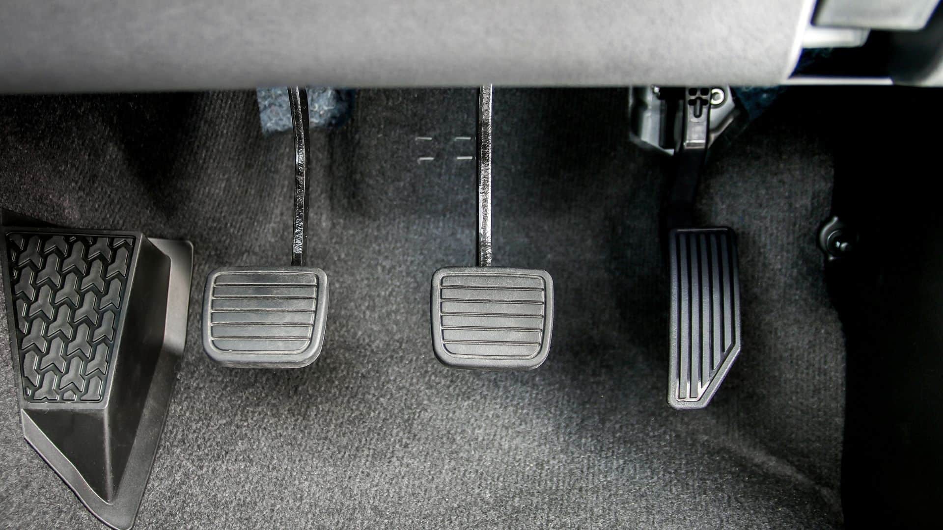 Stop Riding the Clutch: Experts Warn Against Keeping Foot on Clutch Pedal to Prevent Plate Damage 2026