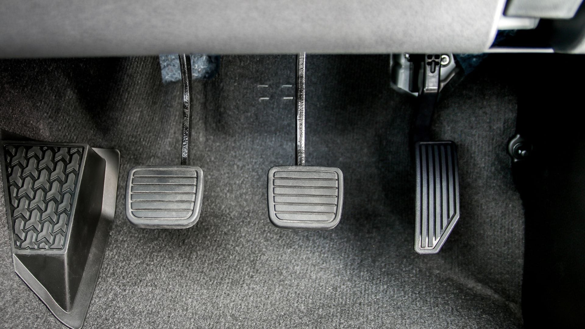 Stop Riding the Clutch: Experts Warn Against Keeping Foot on Clutch Pedal to Prevent Plate Damage 2026