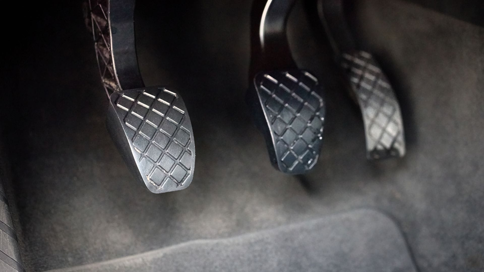 Stop Riding the Clutch: Experts Warn Against Keeping Foot on Clutch Pedal to Prevent Plate Damage 2026