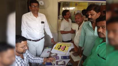 एजेंसी पर गैस की बुकिंग कराने पहुंचे लोग।