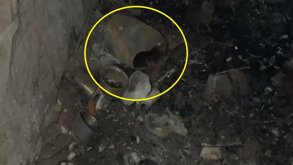 house caught fire after cylinder exploded in Aligarh Firdaus Nagar