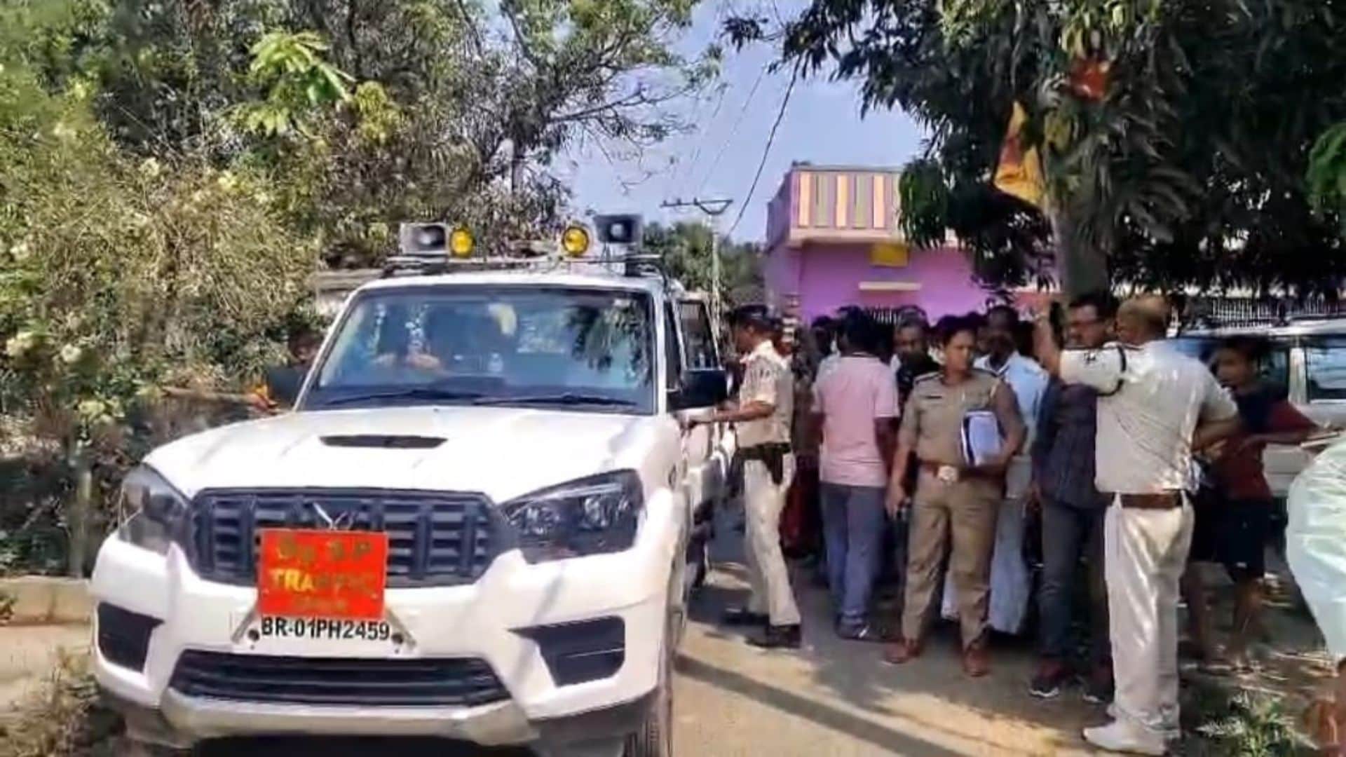 घटनास्थल के बाहर लगी भीड़