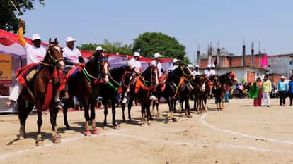 घुड़दौड़ प्रतियोगिता में शामिल प्रतिभागी।