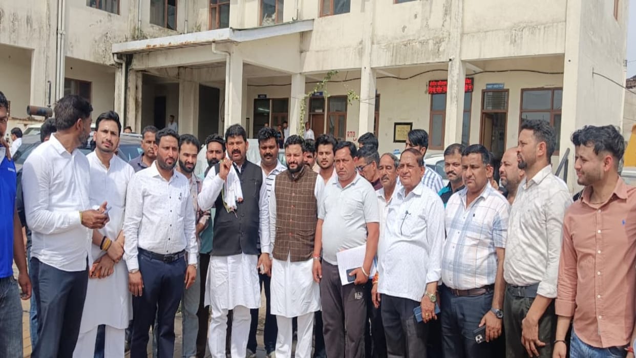 Haryana Residents chakkajam Mandawala-Barotiwala Road Against Entry Tax; Tempo Operators Protest in Baddi