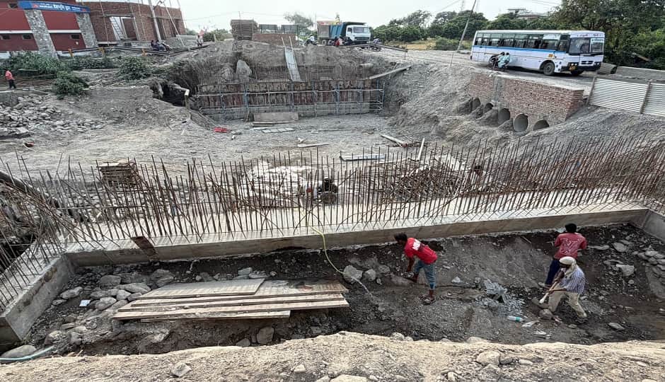 इंजीनियरों की हड़ताल के चलतेचकलुवा में पुल का निर्माण कार्य धीमी गति से होता पुल का निर्माण कार्य।