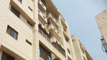 इसी अपार्टमेंट से कूदी थी महिला।