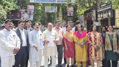 ज्ञापन देने जाते कांग्रेस कार्यकर्ता।