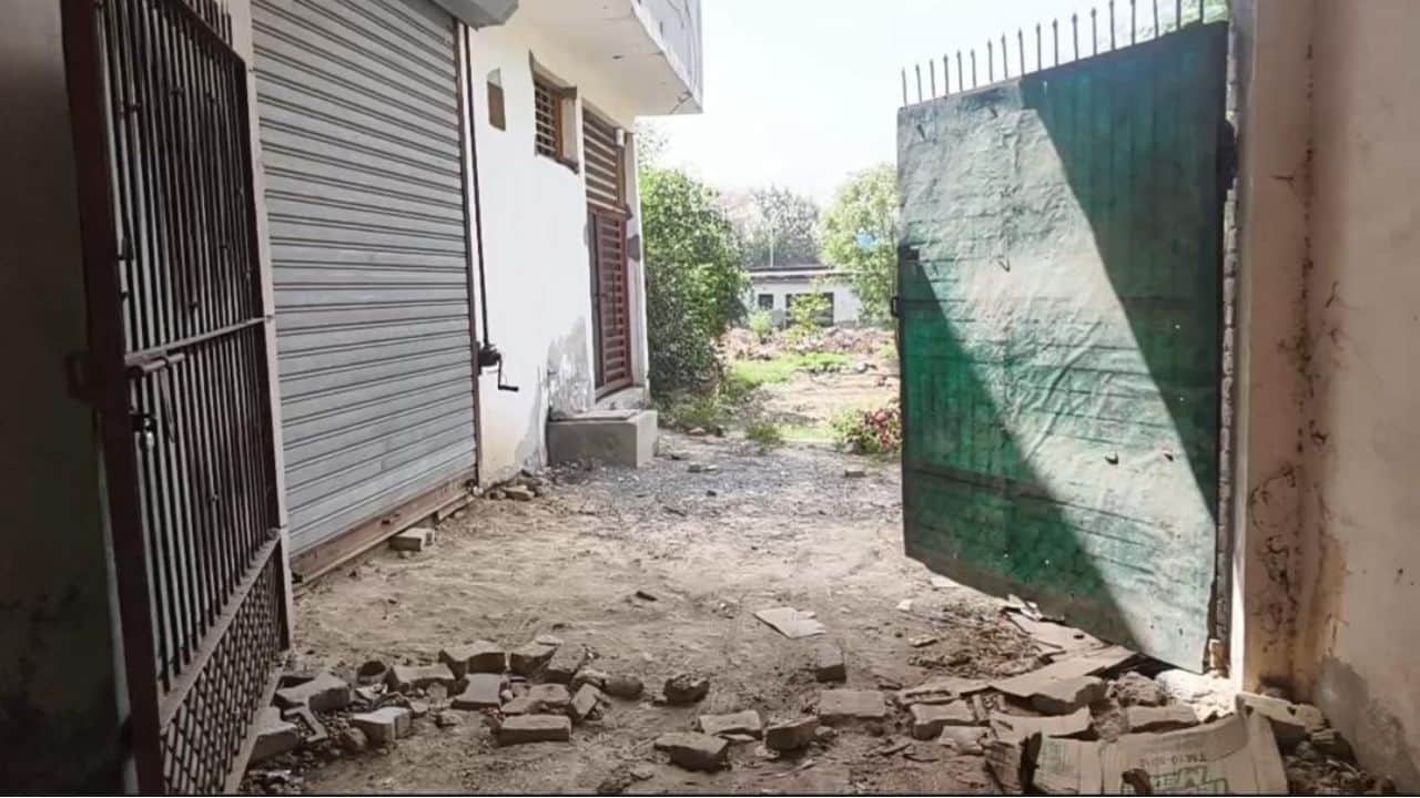 कमरे में मिला अधेड़ का शव