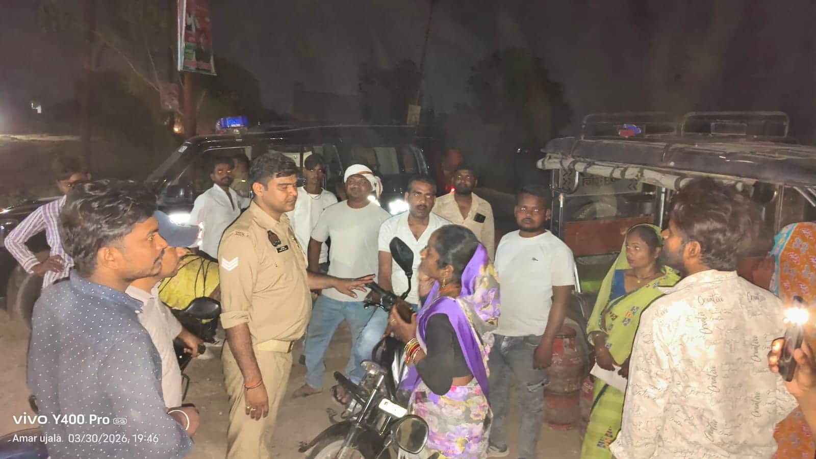 गैस न मिलने पर पुलिस को जानकारी देती महिला