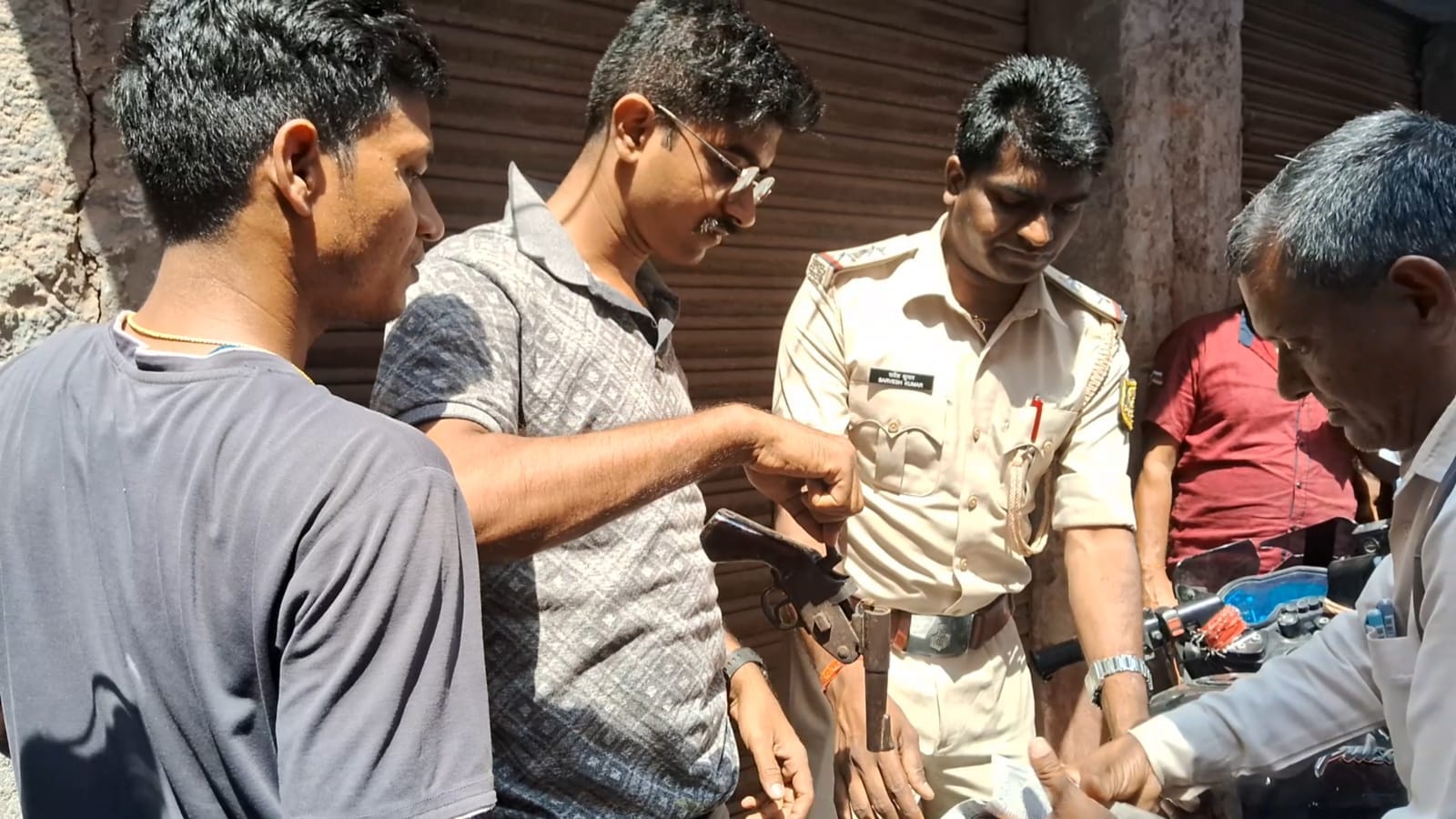 कार्रवाई करती हुई पुलिस टीम।