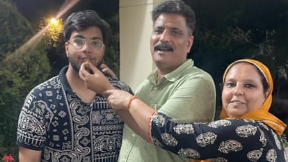 mother of two child becomes an officer on very first attempt in UP pcs exam