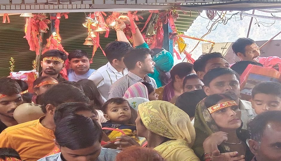मां पूर्णागिरि धाम में मां के दर्शन के लिए आगे बढ़ते श्रद्धालु।