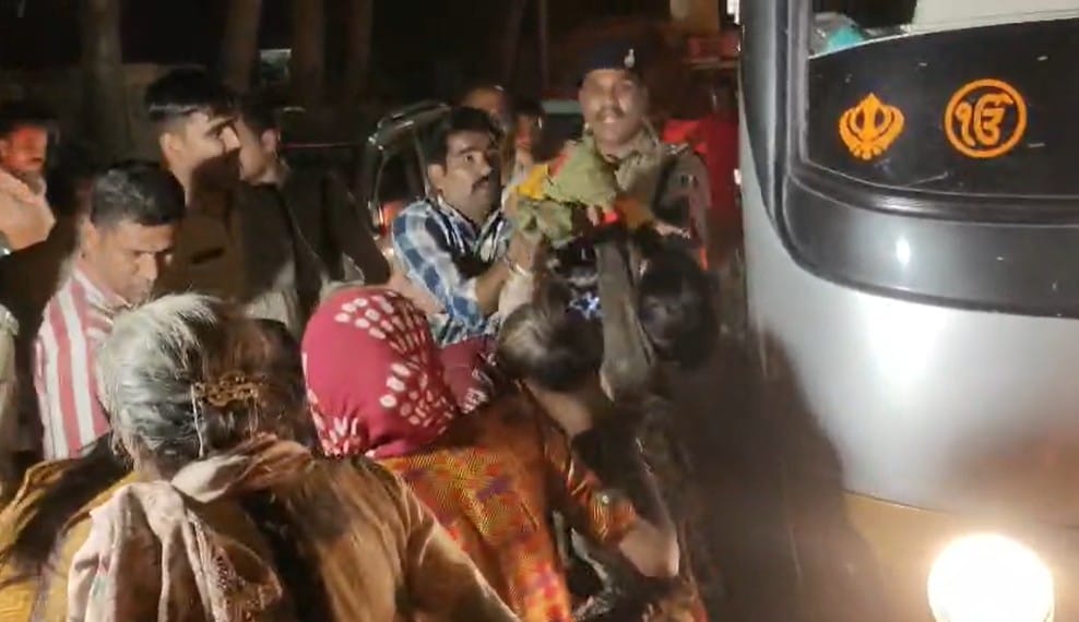 Pardhi women created ruckus in front of Cantt police station, blocked the road