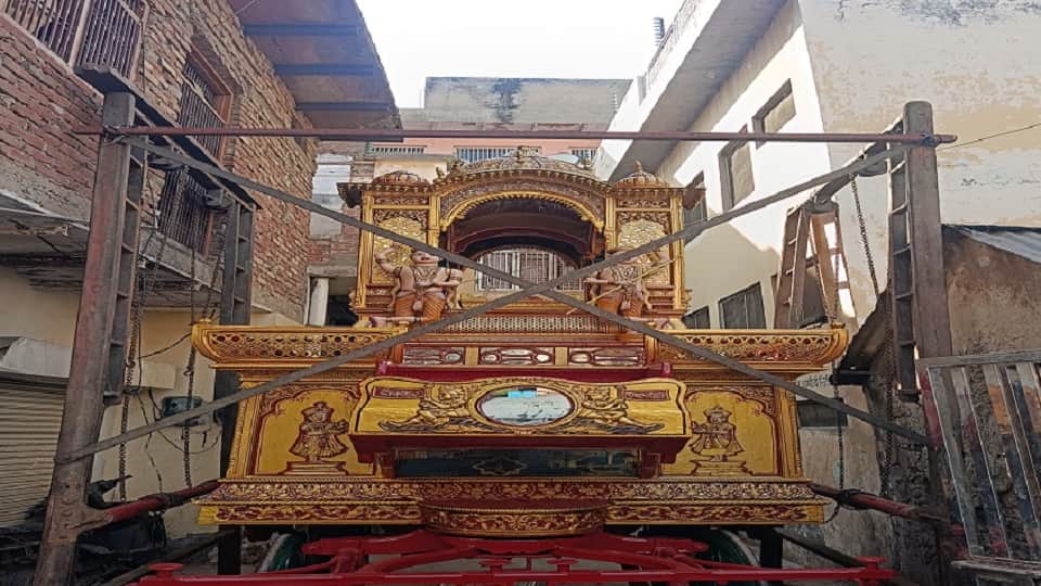 महावरी स्वामी शोभायात्रा के लिए तैयार किया गया स्वर्ण रथ