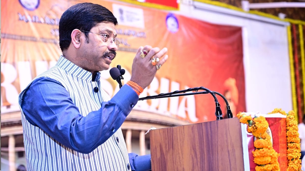 Minister Nand Gopal Gupta Nandi attended closing ceremony of Youth Parliament at DAV PG College varanasi