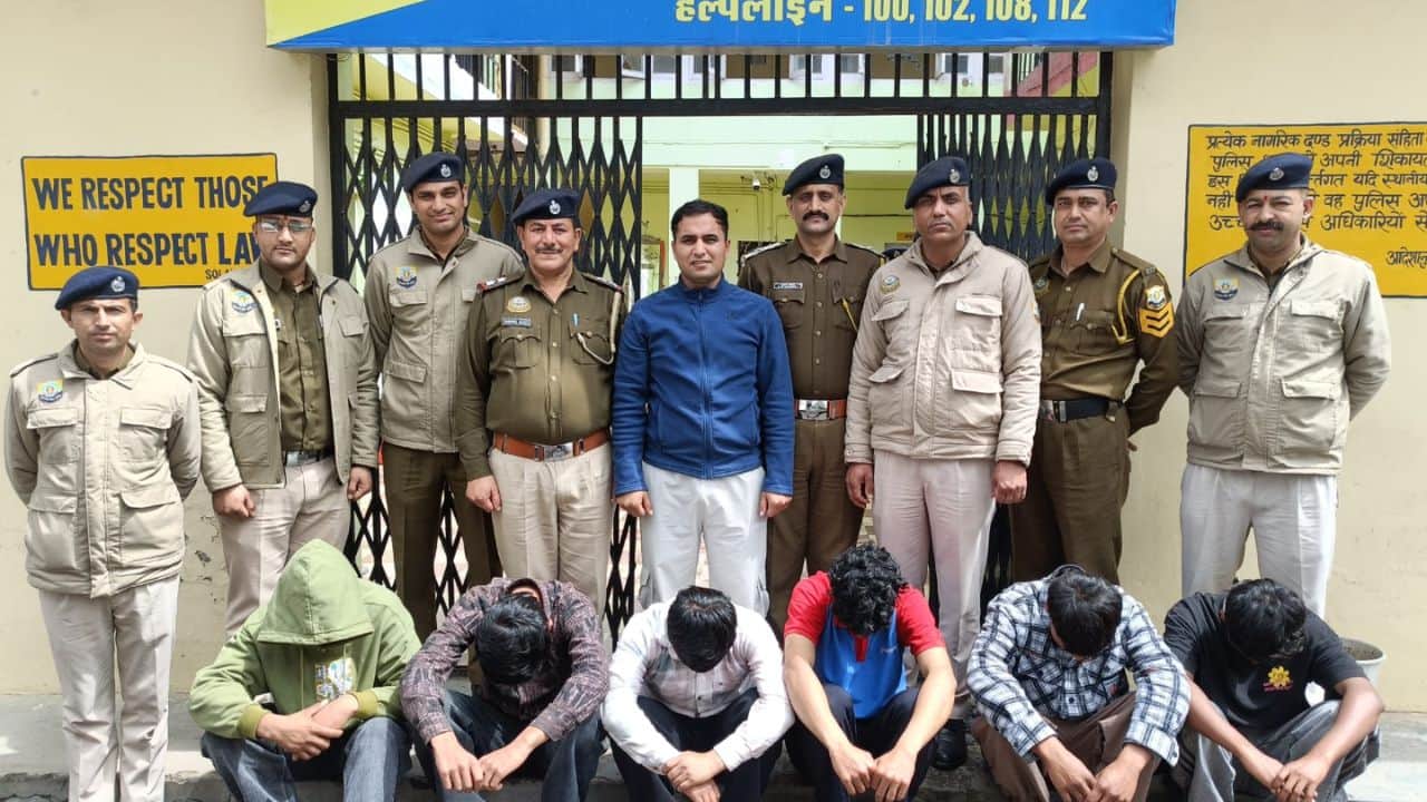 पुलिस की गिरफ्त में आरोपी।