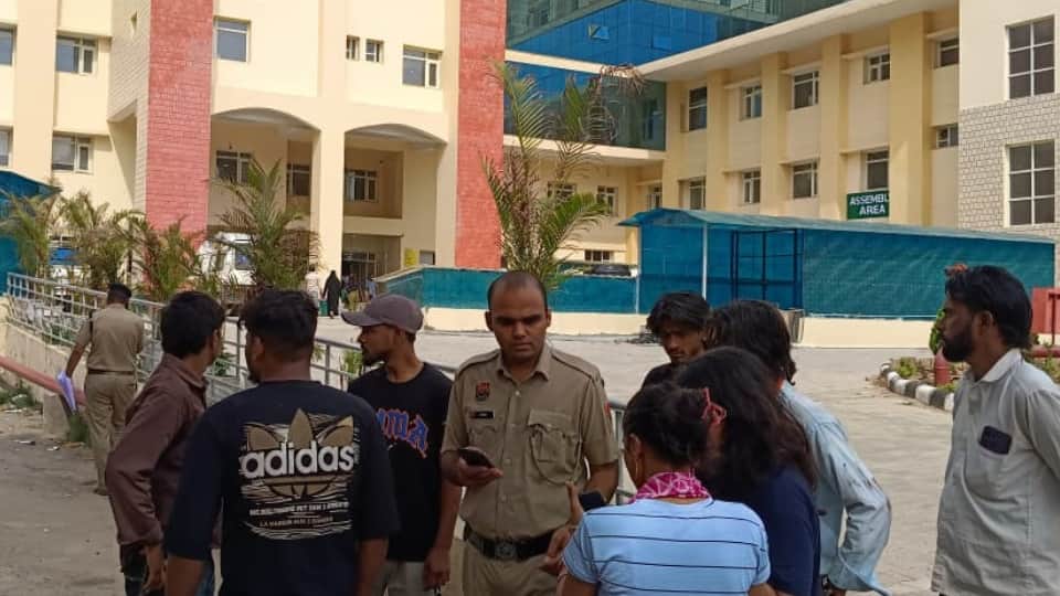 अस्पताल पहुंचे परिजन