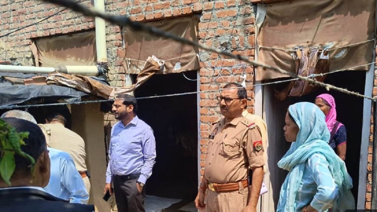 नायब तहसीलदार अरविंद कुमार एवं इंस्पेक्टर संजय तोमर गांव पहुंचे और जांच पड़ताल की।