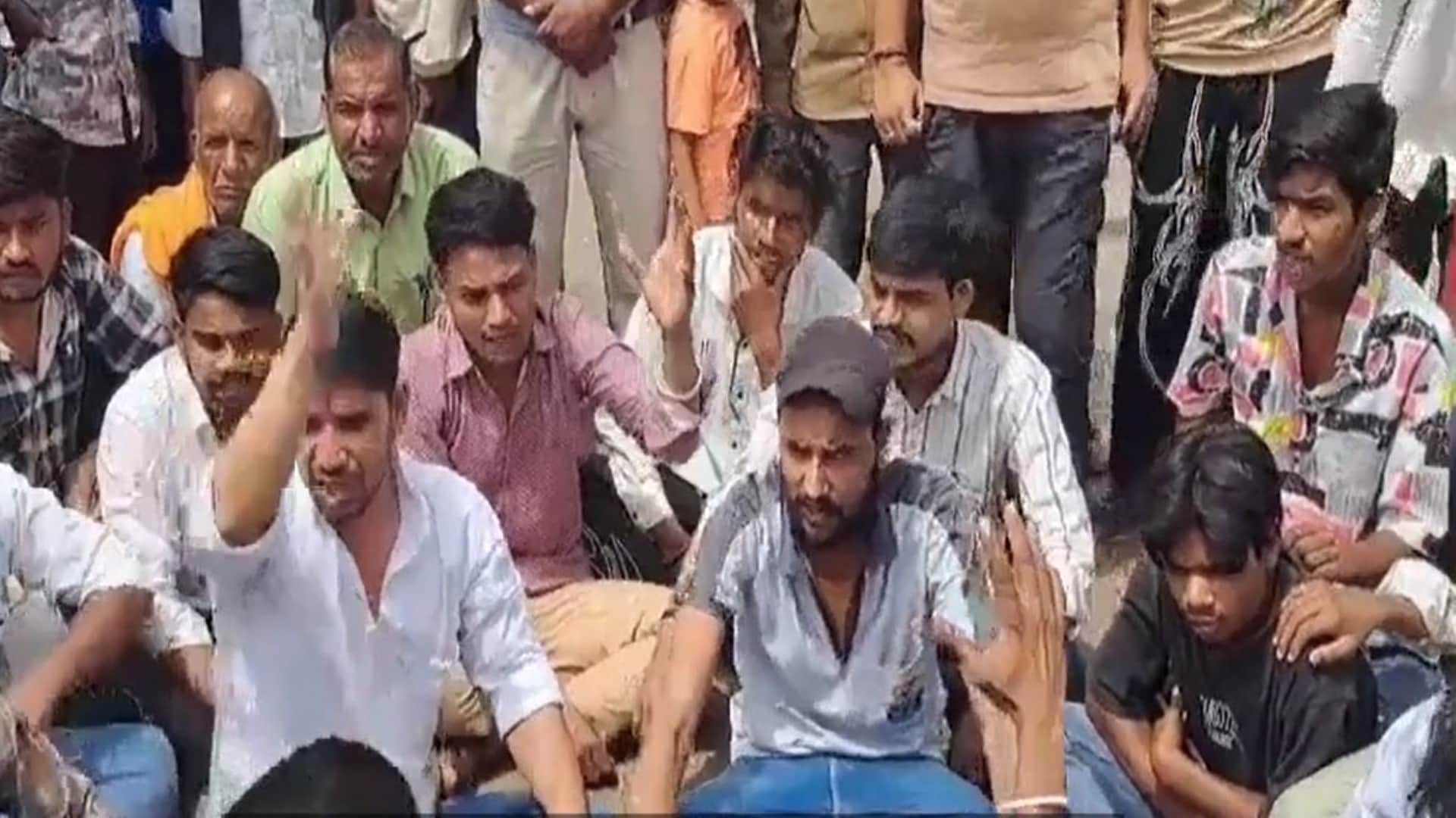 गौवंश का कटा सिर मिलने के बाद बजरंग दल ने किया प्रदर्शन