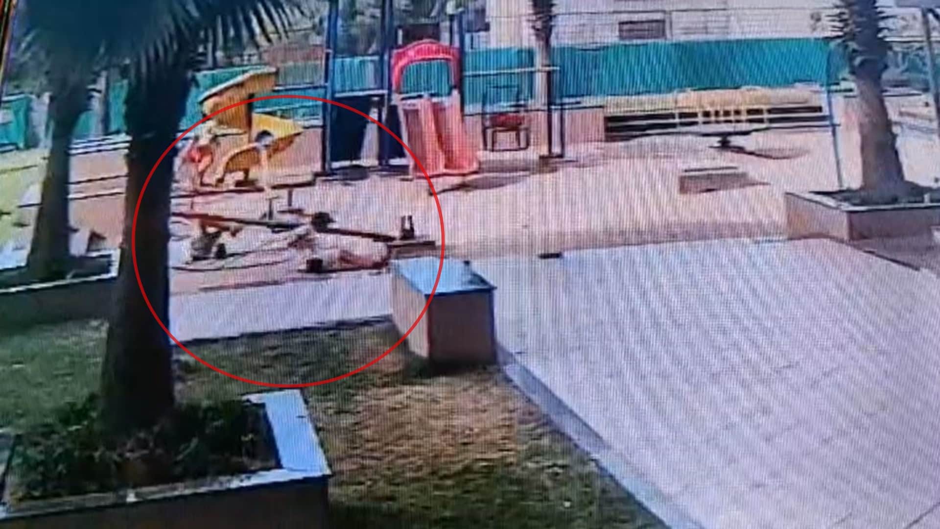 मैक्स हाईट अपार्टमेंट में झूला टूटने से 12 साल की बच्ची गंभीर रूप से घायल