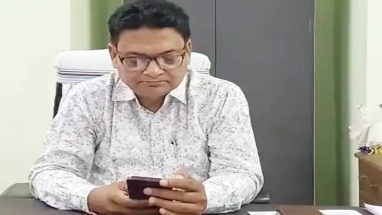 टॉपर्स के गढ़ में बड़ा झटका: आवासीय विद्यालय के प्राचार्य डॉ.राजीव रंजन ने दिया इस्तीफा, सामने आई ये वजह