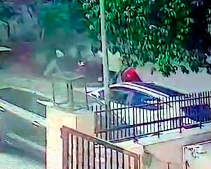 Woman Confronts Chain Snatchers in Delhi Assailants Stab Her Yet She Refuses to Let Go