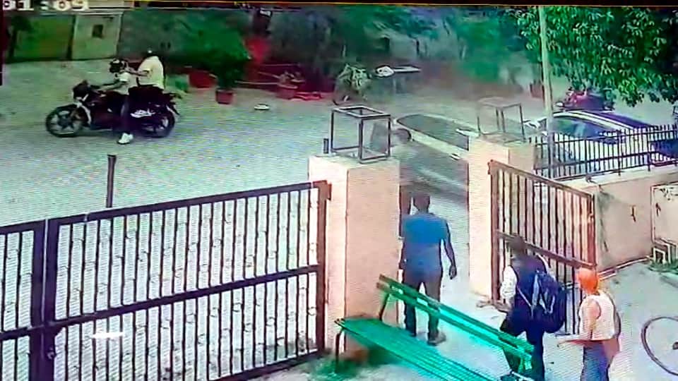 Woman Confronts Chain Snatchers in Delhi Assailants Stab Her Yet She Refuses to Let Go
