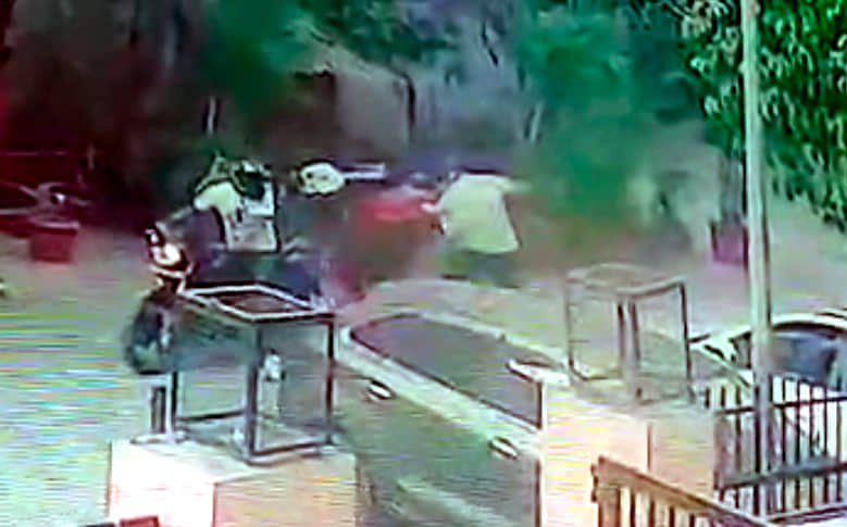 Woman Confronts Chain Snatchers in Delhi Assailants Stab Her Yet She Refuses to Let Go