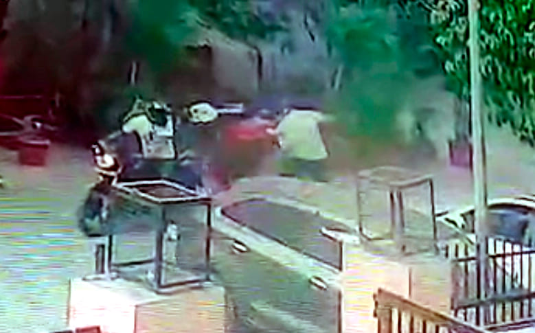 Woman Confronts Chain Snatchers in Delhi Assailants Stab Her Yet She Refuses to Let Go