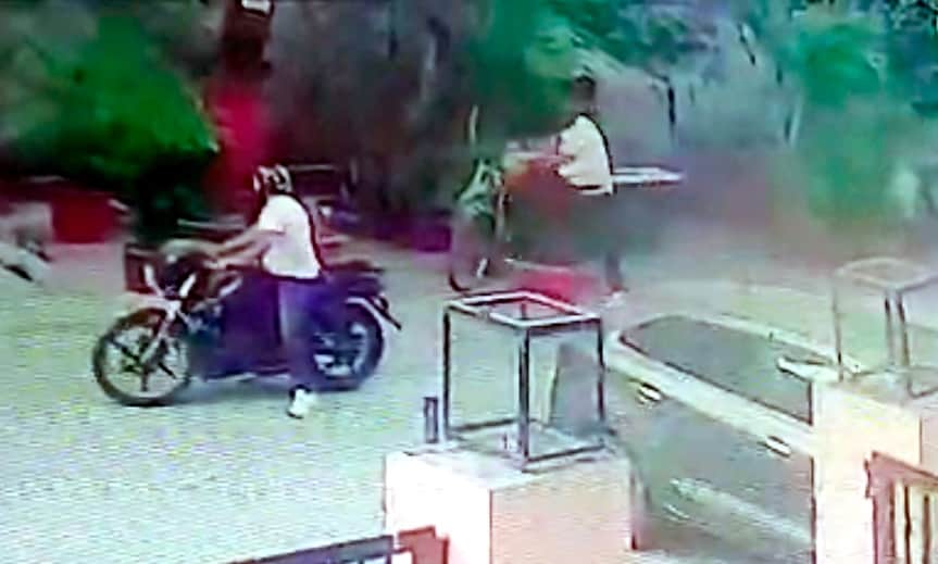 Woman Confronts Chain Snatchers in Delhi Assailants Stab Her Yet She Refuses to Let Go