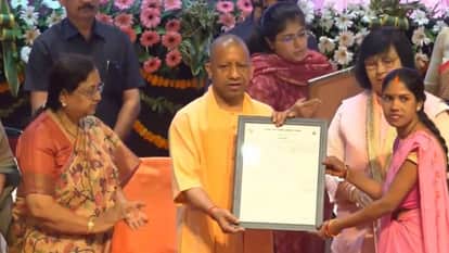 CM Yogi Distributes Smartphones and Appointment Letters to Anganwadi Workers