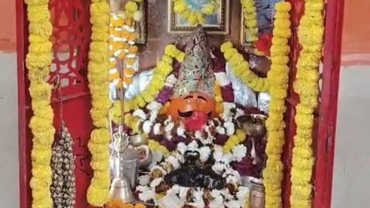 thief smoked beedi sitting outside temple then fled with silver umbrella in Sikar incident captured on CCTV