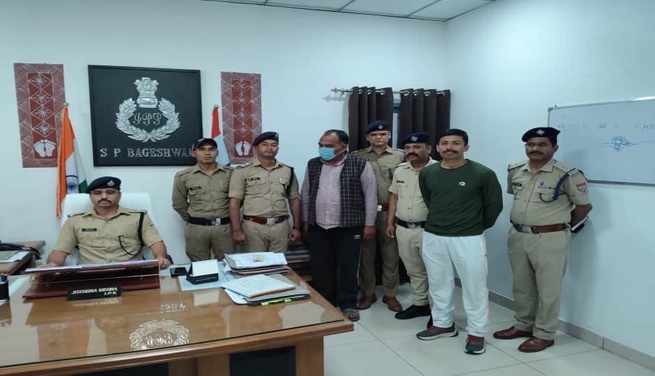 पुलिस ने होटल स्वामी को मौके से गिरफ्तार किया।