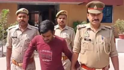 सलीम को जेल ले जाती पुलिस।