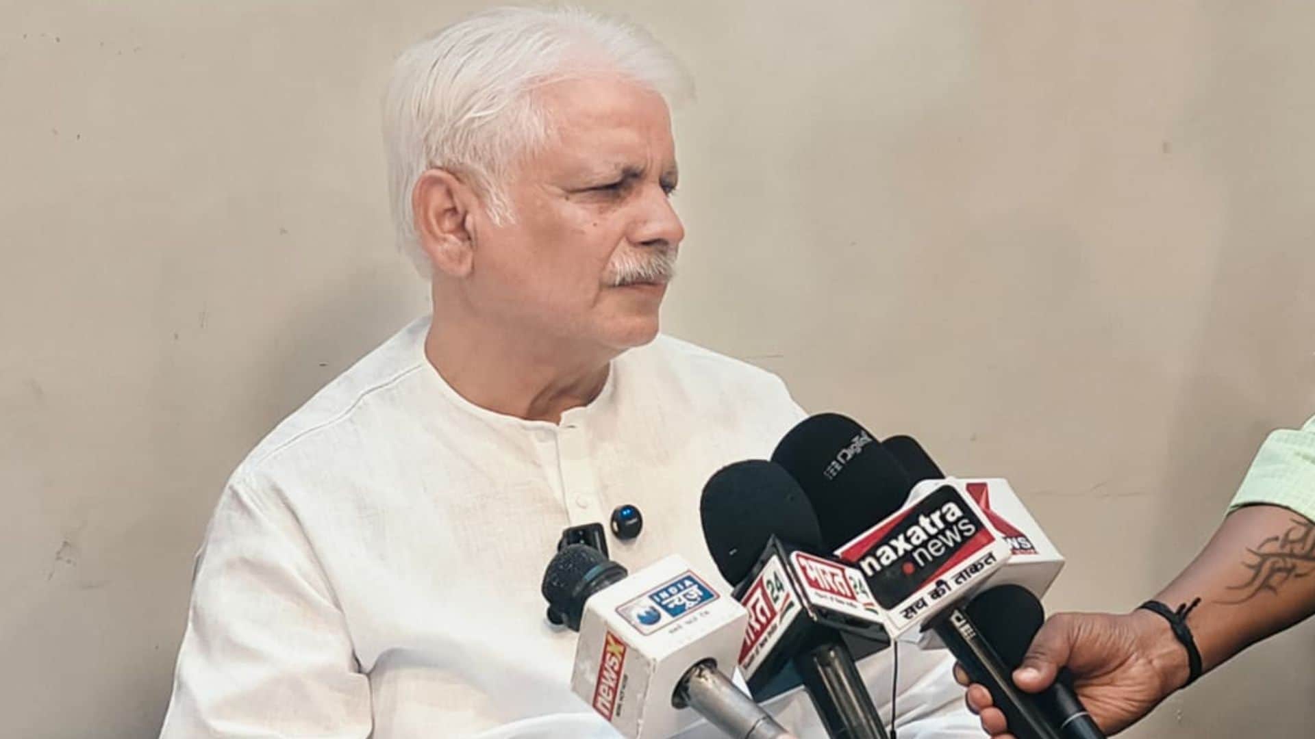 समारोह की जानकारी देते मंदिर के महंत प्रो. विश्वंभर नाथ मिश्रा।