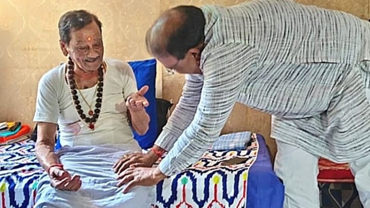 Indore News: मंच पर नहीं मिली कुर्सी तो लौट गए सत्तन गुरु, अब भाजपा अध्यक्ष और महापौर ने मांगी माफी