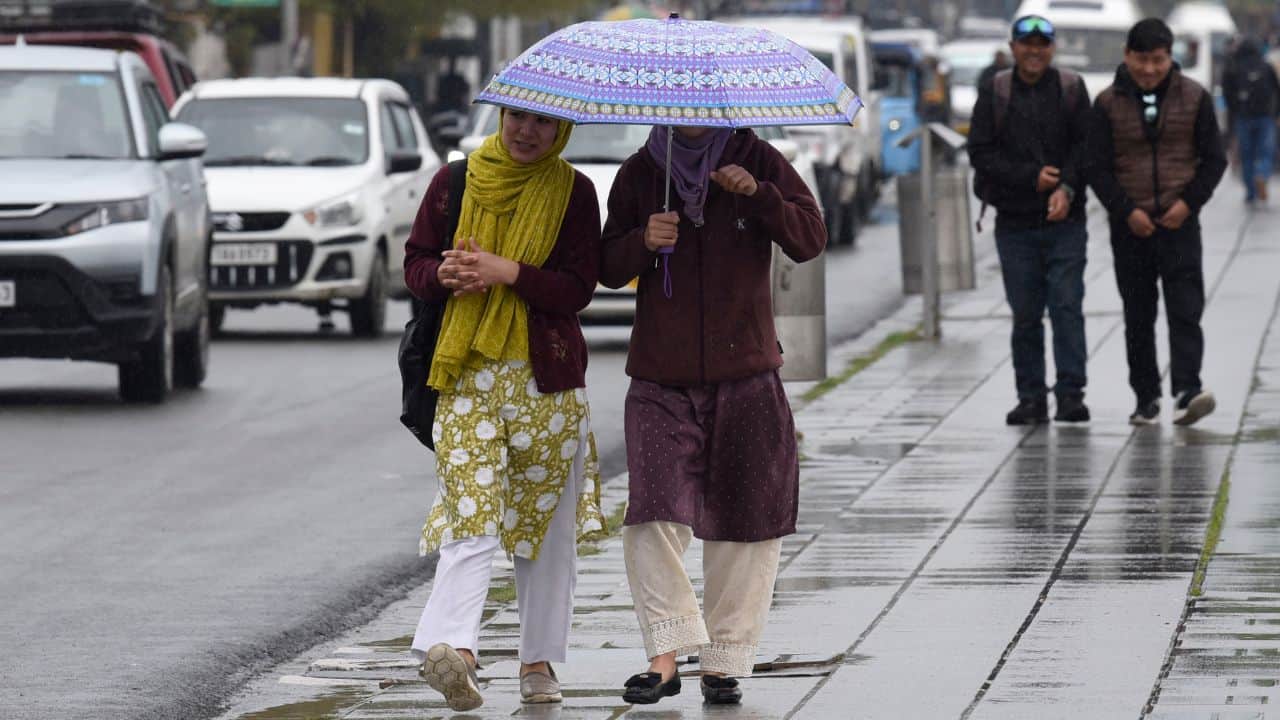 Rain and snowfall continue to lash Kashmir for second day