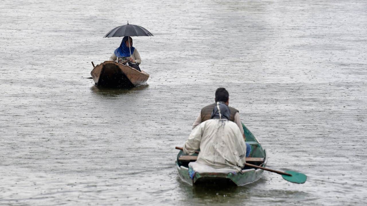 Rain and snowfall continue to lash Kashmir for second day