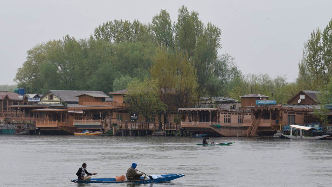 Rain and snowfall continue to lash Kashmir for second day