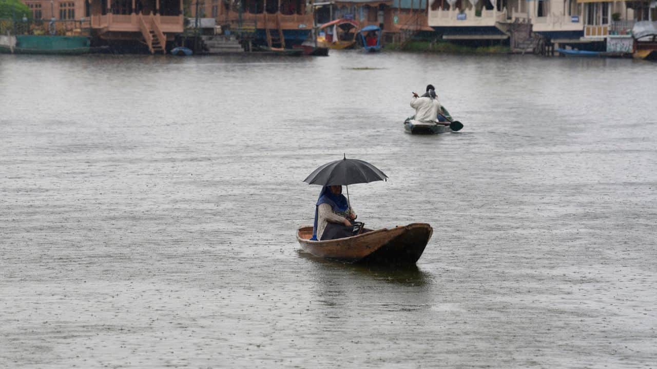 Rain and snowfall continue to lash Kashmir for second day