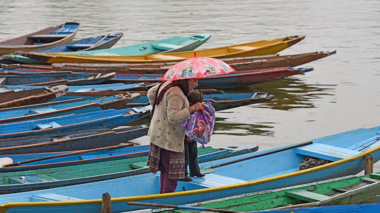 Rain and snowfall continue to lash Kashmir for second day