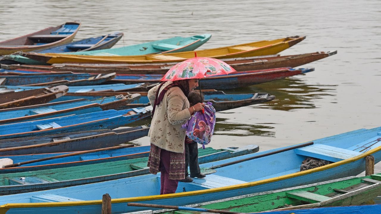 Rain and snowfall continue to lash Kashmir for second day