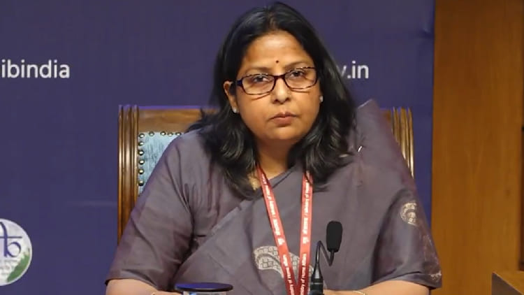 कच्चा तेल 100 डॉलर के पार, फिर भी भारत में तेल की कीमतें स्थिर, सरकार का भरोसा - HeadlinesNow Hindi News