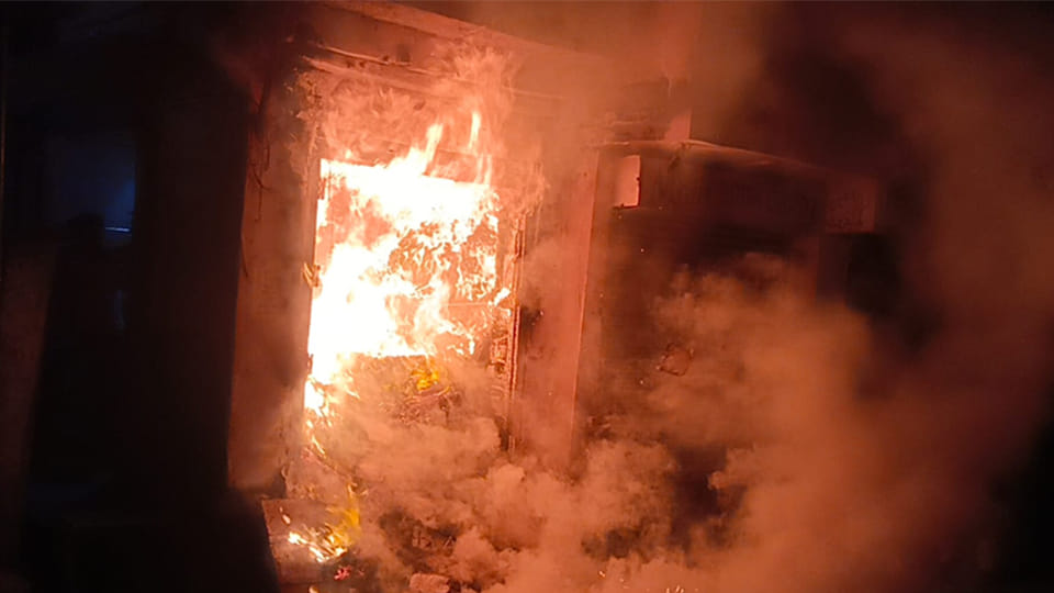 Farrukhabad: Fire Engulfs Religious Bookstore Due to Short Circuit; Losses Amount to Lakhs
